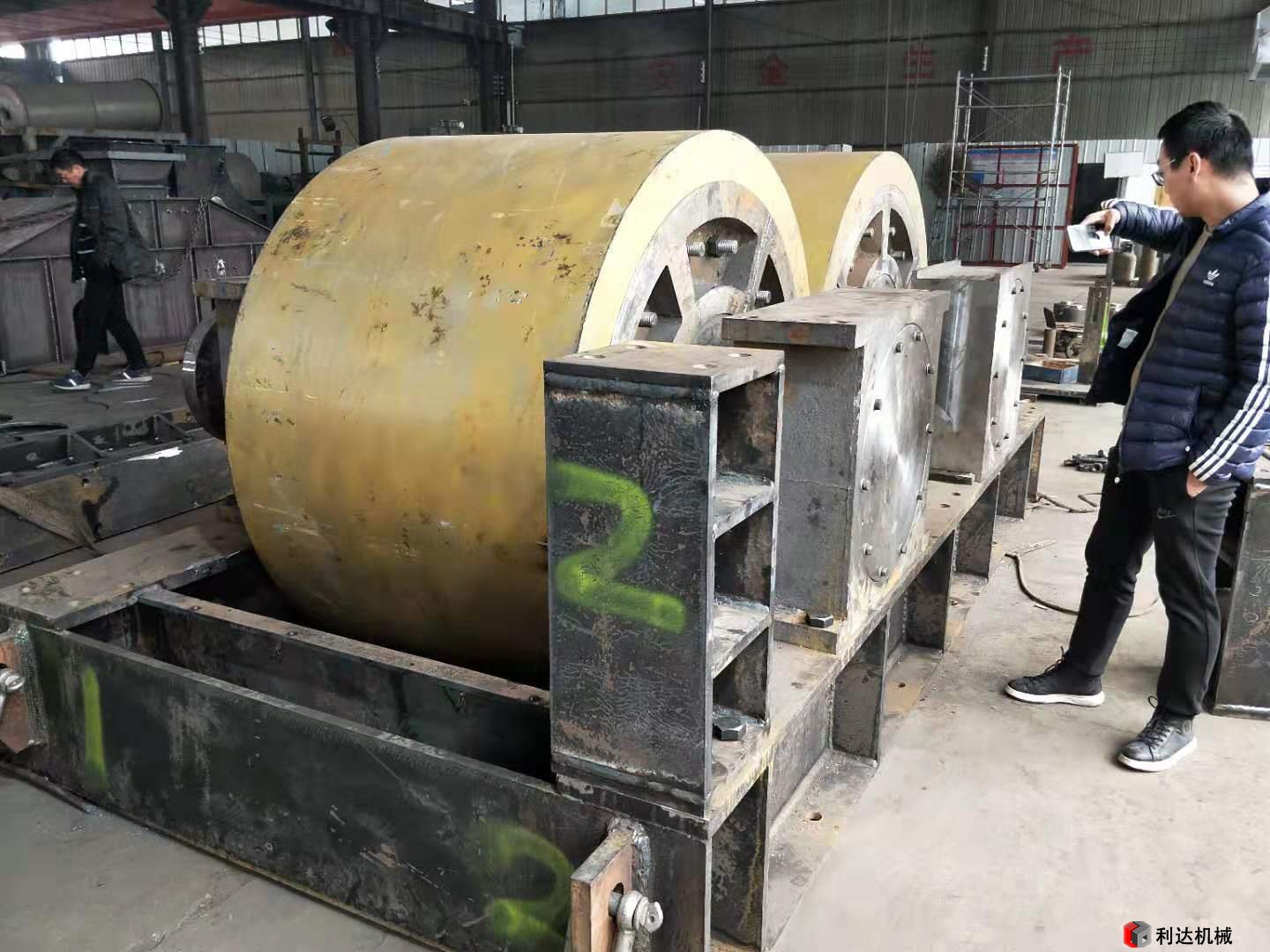對(duì)輥制砂機(jī)